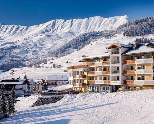 Hotel Castel von außen bei Schnee.